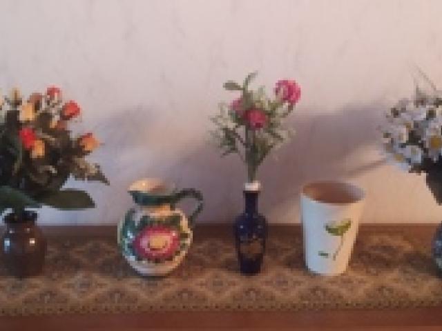 Vasen und künstliche Blumensträuße, Vintage - 1