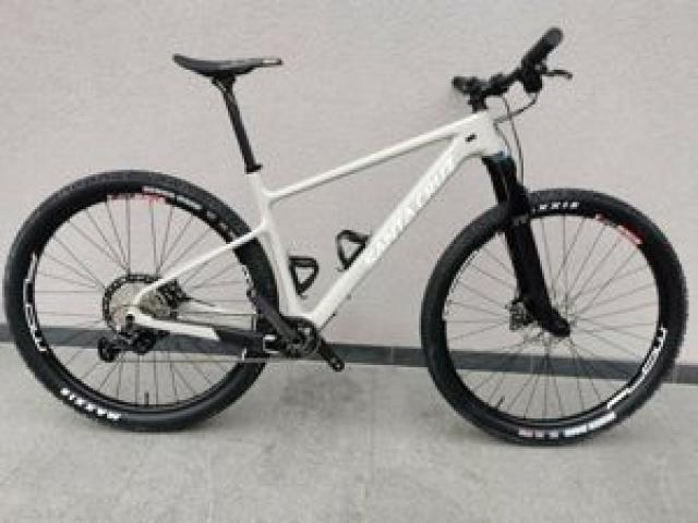 Neues Mountainbike der Marke Santa Cruz Highball CC - 1